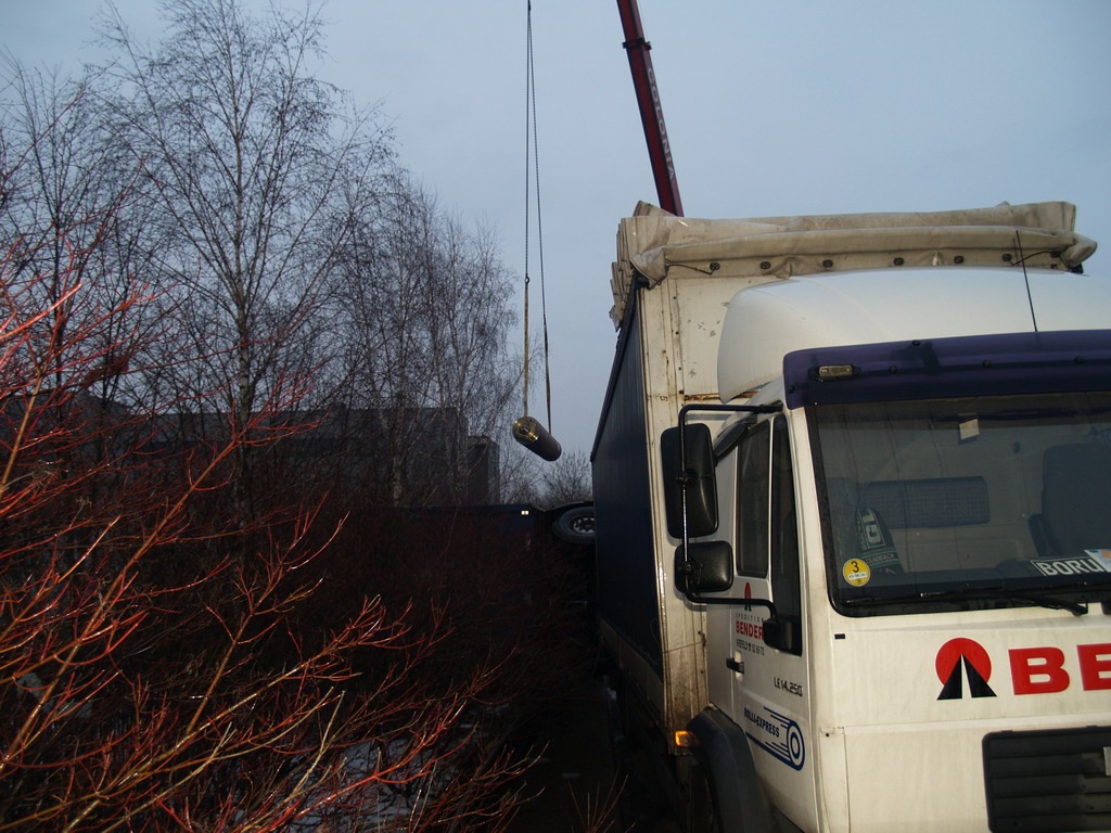 LKW Anhaenger umgekippt Koeln Niehl Geestemuenderstr Industriestr P53.JPG